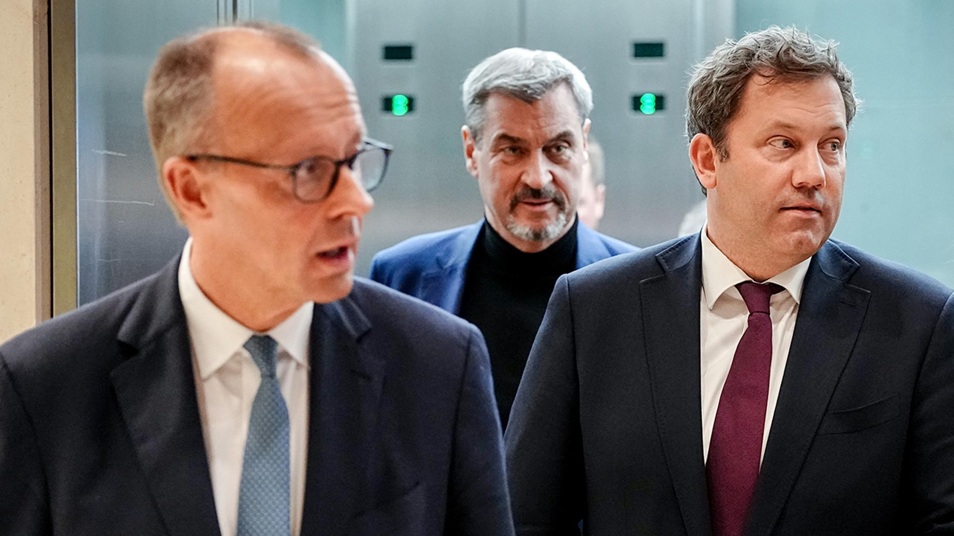 Friedrich Merz (l), Markus Söder und Lars Klingbeil kommen am Rande des Koalitionsausschusses zur Pressekonferenz. | dpa