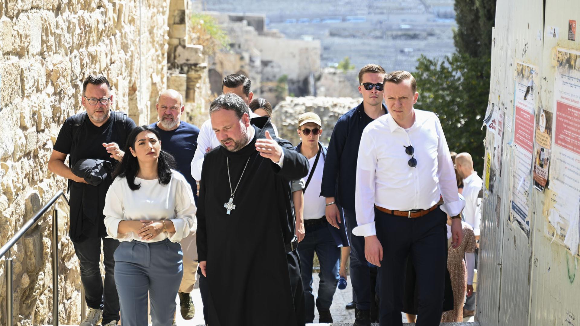 Reem Alabali Radovan läuft mit Abt Nikodemus  durch die Altstadt in Ost-Jerusalem. | dpa