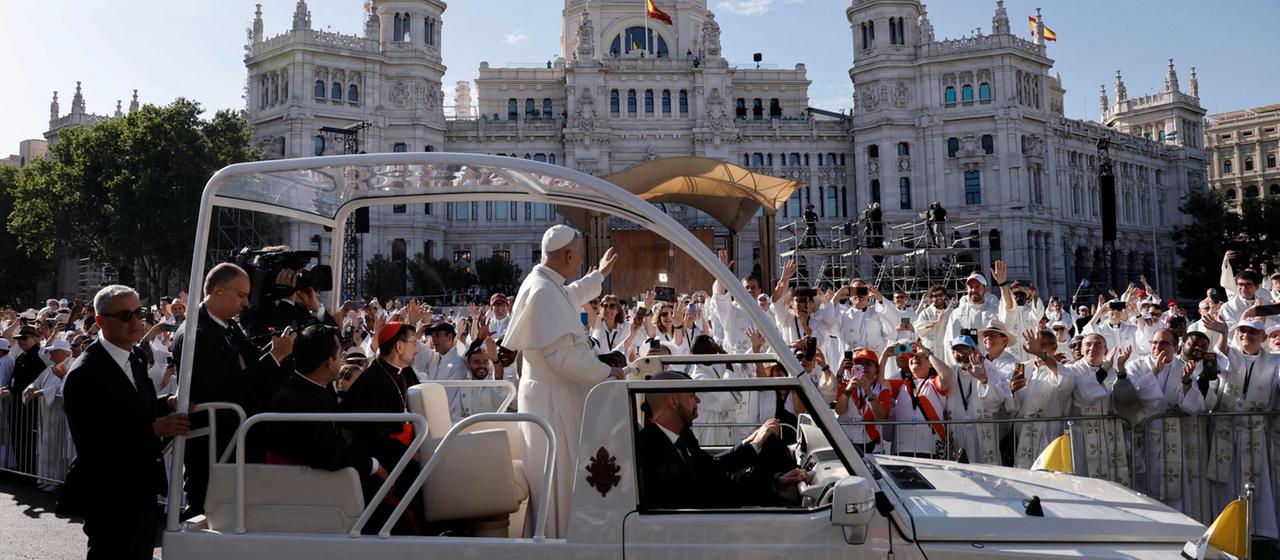Papst Leo XIV. grüßt aus dem Papamobil in Madrid