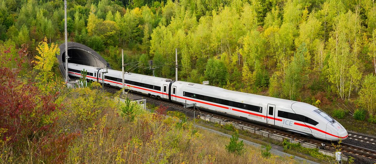 Ein ICE der Deutschen Bahn fährt in den Tunnel Escherberg im Landkreis Hildesheim.