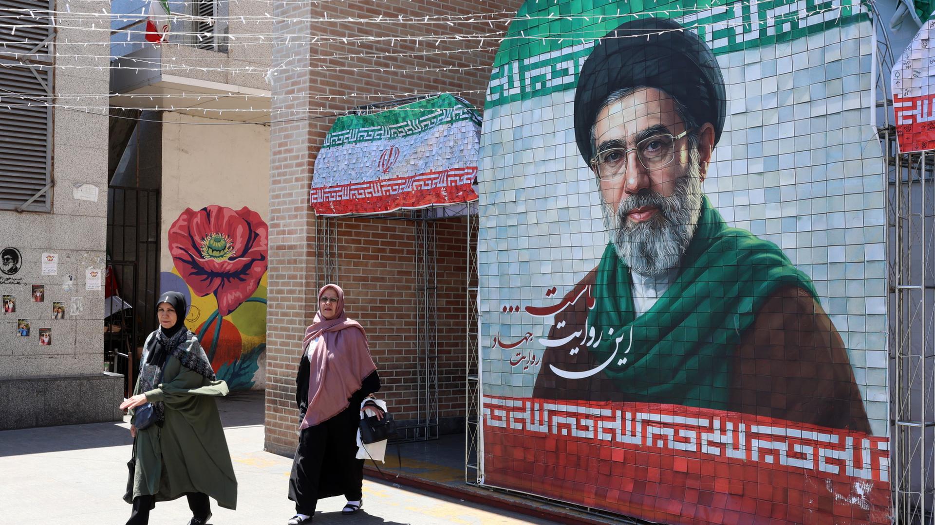 An einer Wand in Teheran ist ein Bildnis von Ajatollah Modschtaba Khamenei zu sehen | EPA