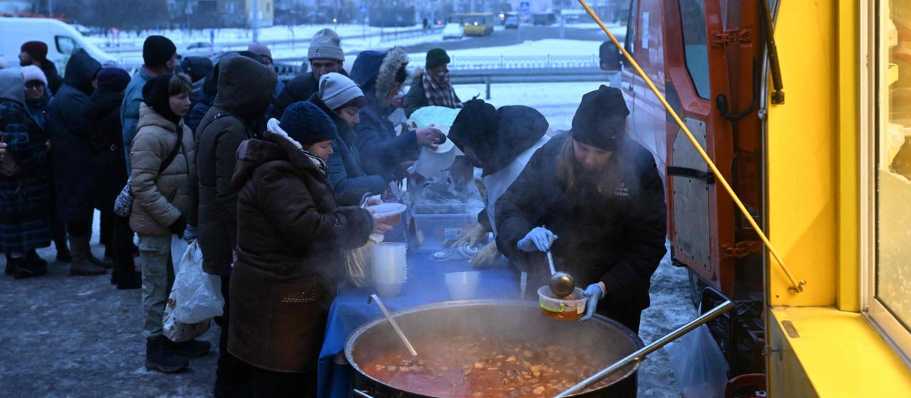 Freiwillige der US-amerikanischen Lebensmittelhilfsorganisation World Central Kitchen verteilen warme Mahlzeiten an Anwohner in Kiew, Ukraine.