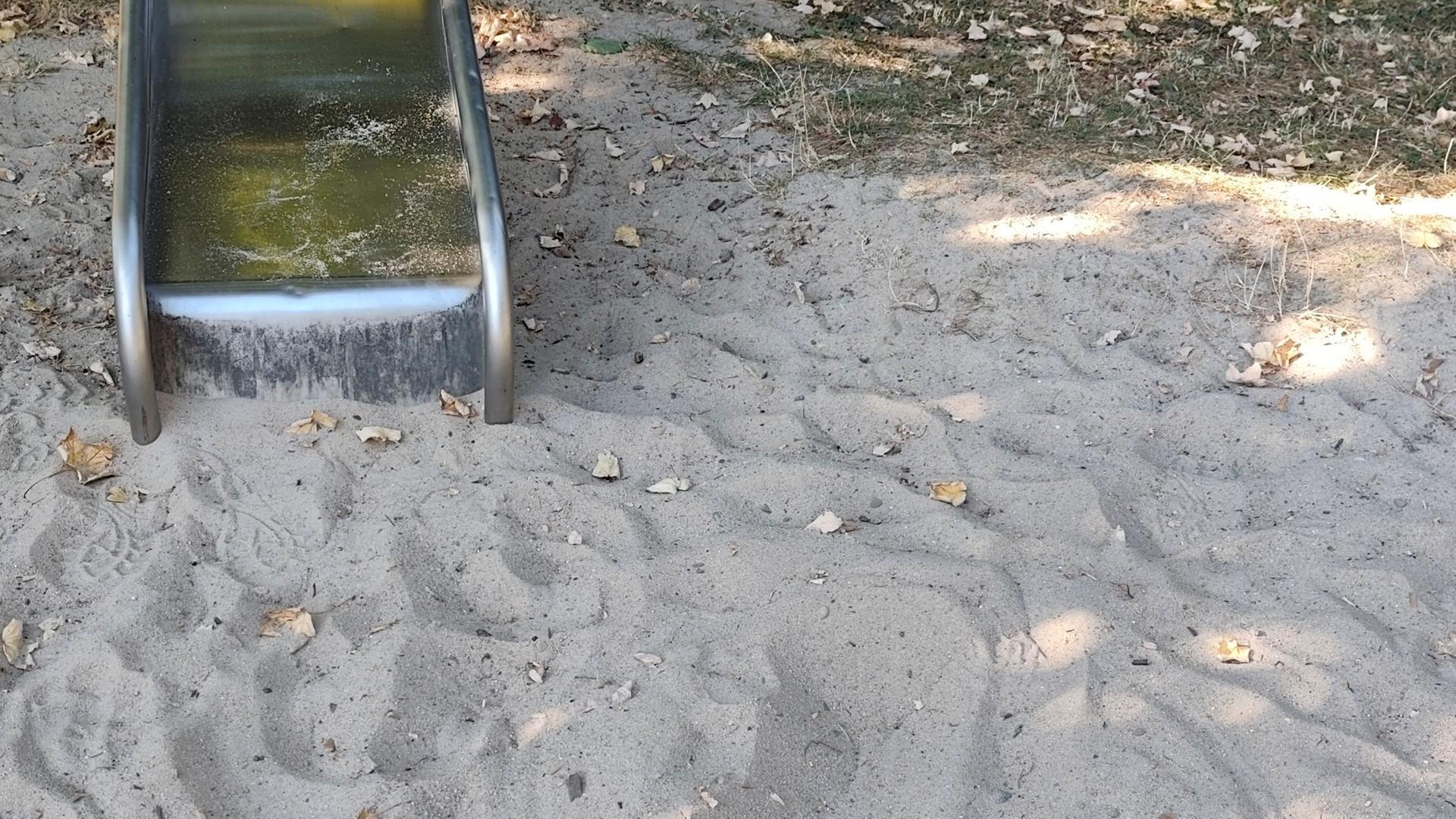 Fiese Falle in Bad Camberg: Mistgabel vor Spielplatz-Rutsche vergraben