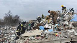 Mitarbeiter des russischen Katastrohenschutzes bei einem zerstörten Gebäude nach Beschuss im Dorf Nikolskoje, Belgorod