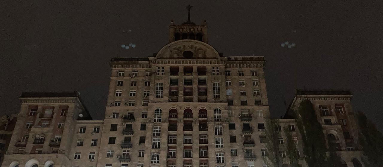 Ein wegen einer Stromsperre dunkles Hochhaus in Kiews Innenstadt.