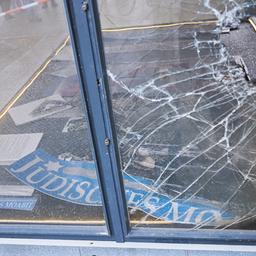 Ein Loch ist in der zersplitterten Glasscheibe eines Schaukastens mit einer Ausstellung zur jüdischen Geschichte des Krankenhauses Moabit in Berlin.
