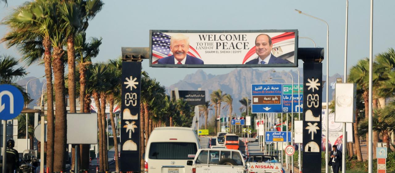 Plakat von Trump und Al-Sissi über Straße in Sharm El-Sheikh