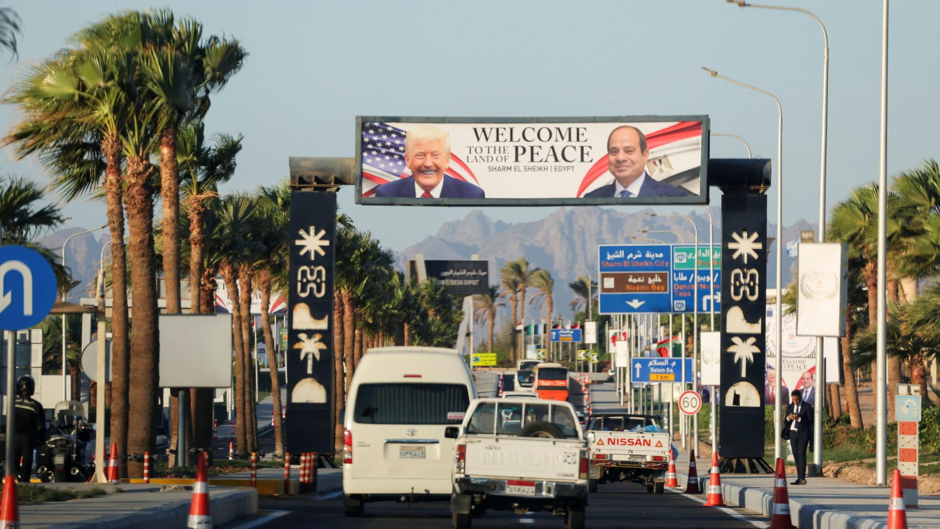 Plakat von Trump und Al-Sissi über Straße in Sharm El-Sheikh | REUTERS