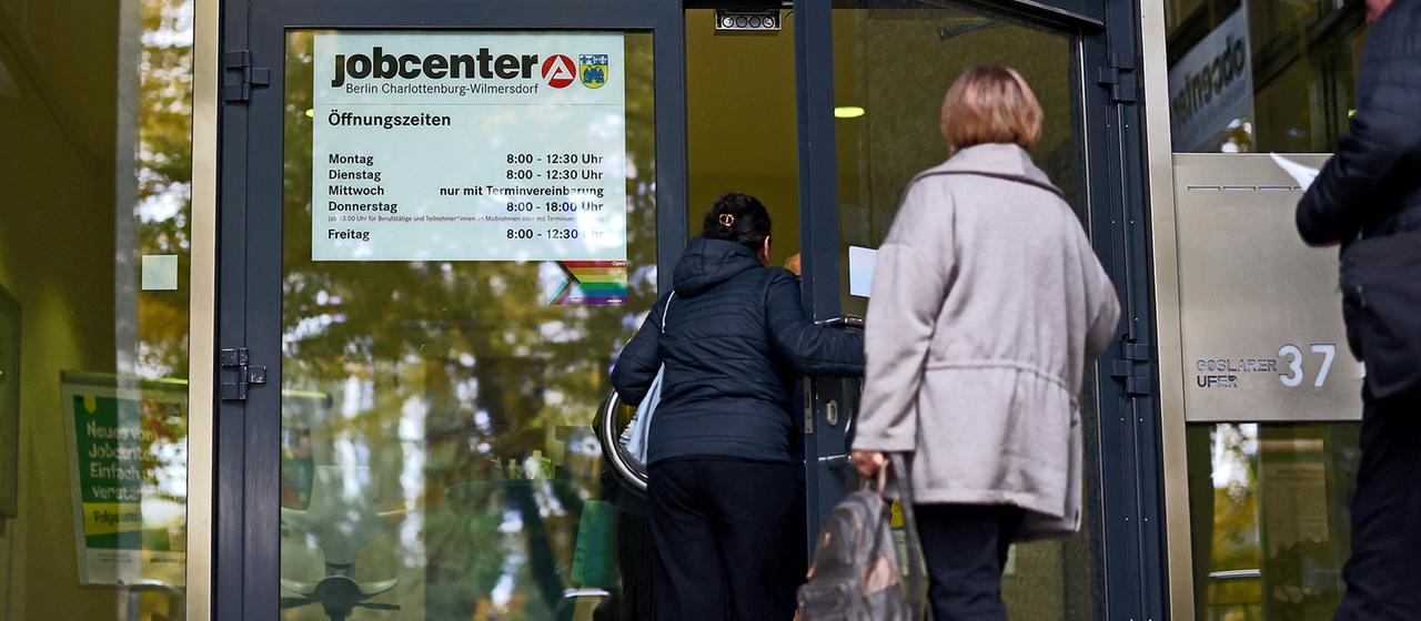 Menschen gehen in ein Jobcenter.