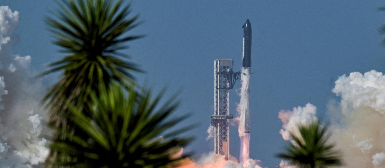 Eine Starship-Rakete hebt in Texas zu einem Testflug ab.