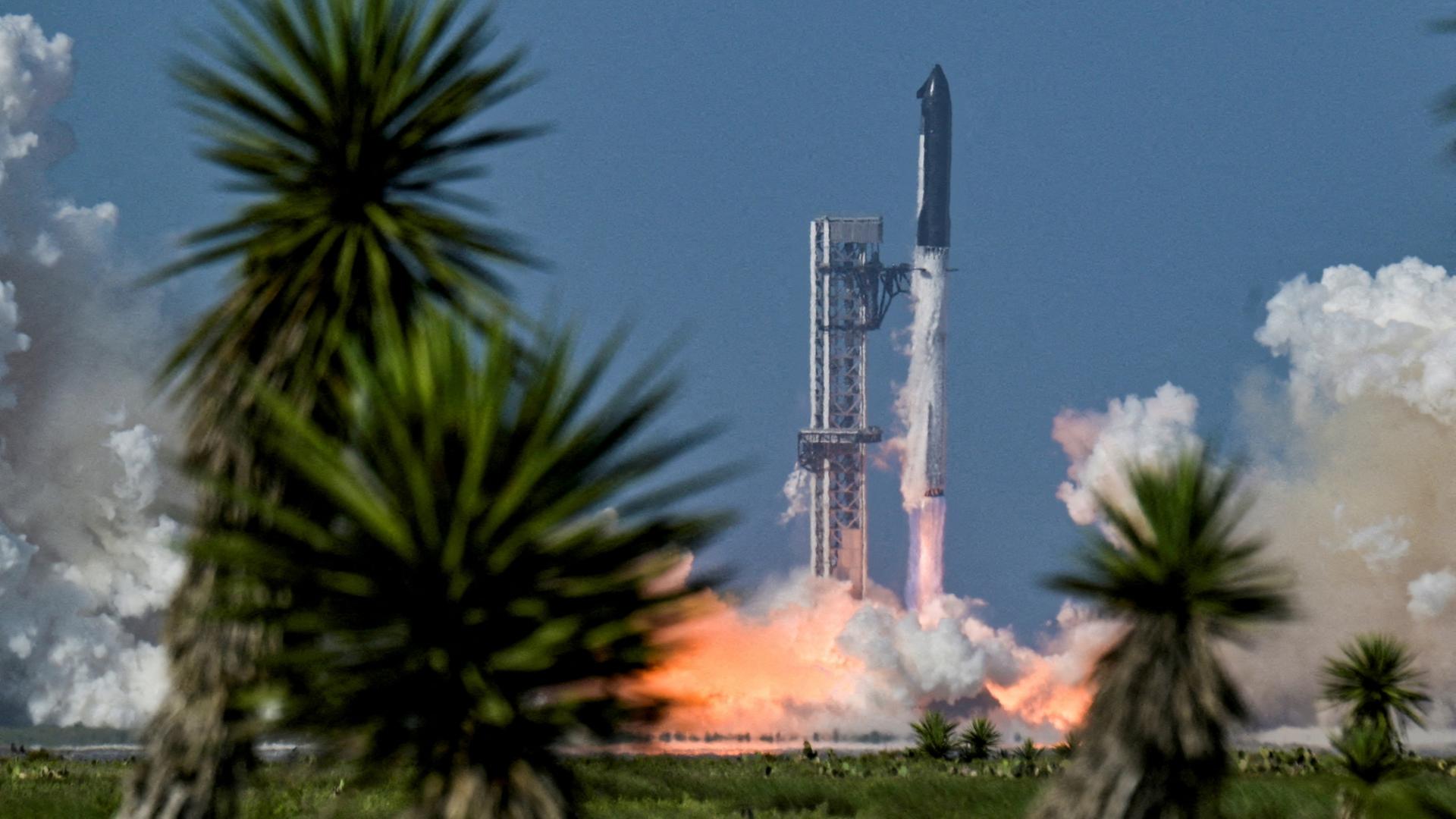 Eine Starship-Rakete hebt in Texas zu einem Testflug ab. | REUTERS