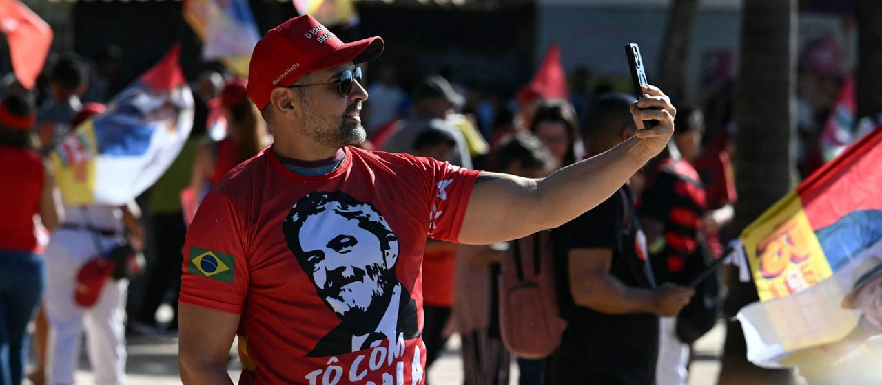 Ein Anhänger des brasilianischen Präsidenten Lula posiert für ein Selfie.