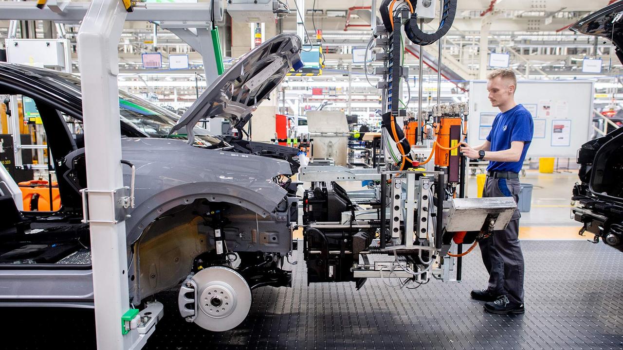 Krieg, Zölle und hohe Kosten - Industrieverband BDI kappt Prognose