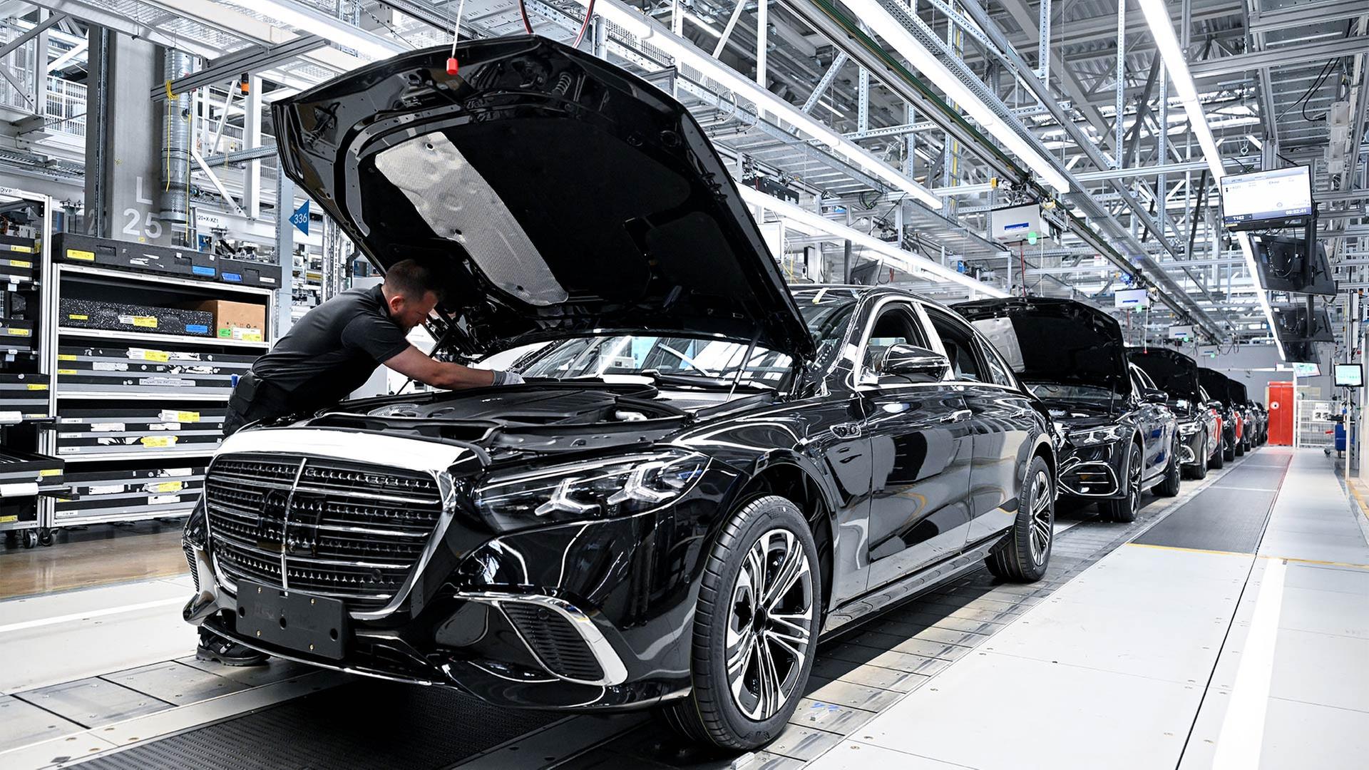 Mercedes-Benz Arbeiter montiert im Werk Sindelfingen ein Fahrzeug der S-Klasse. | picture alliance/dpa