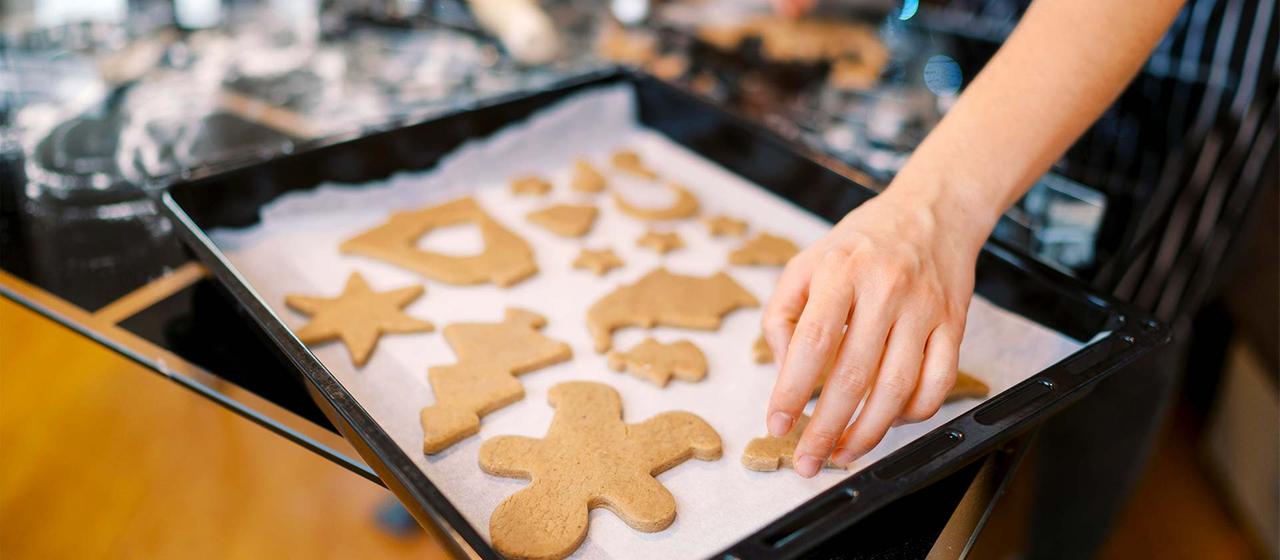Weihnachtsplätzchen auf einem Backblech.