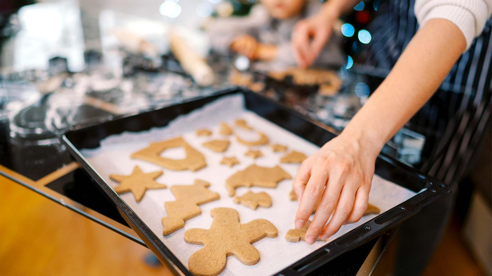 WeihnachtsplÃ¤tzchen auf einem Backblech. | picture alliance / Zoonar