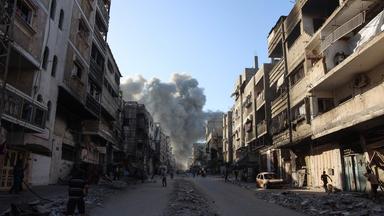 Im Norden von Gaza-Stadt steigt nach einem Angriff Rauch auf.