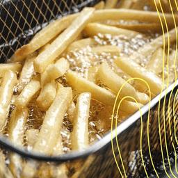 Pommes frites braten in heißem Öl.