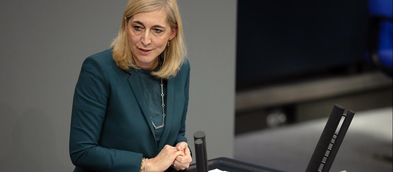 Nina Warken spricht im Deutschen Bundestag