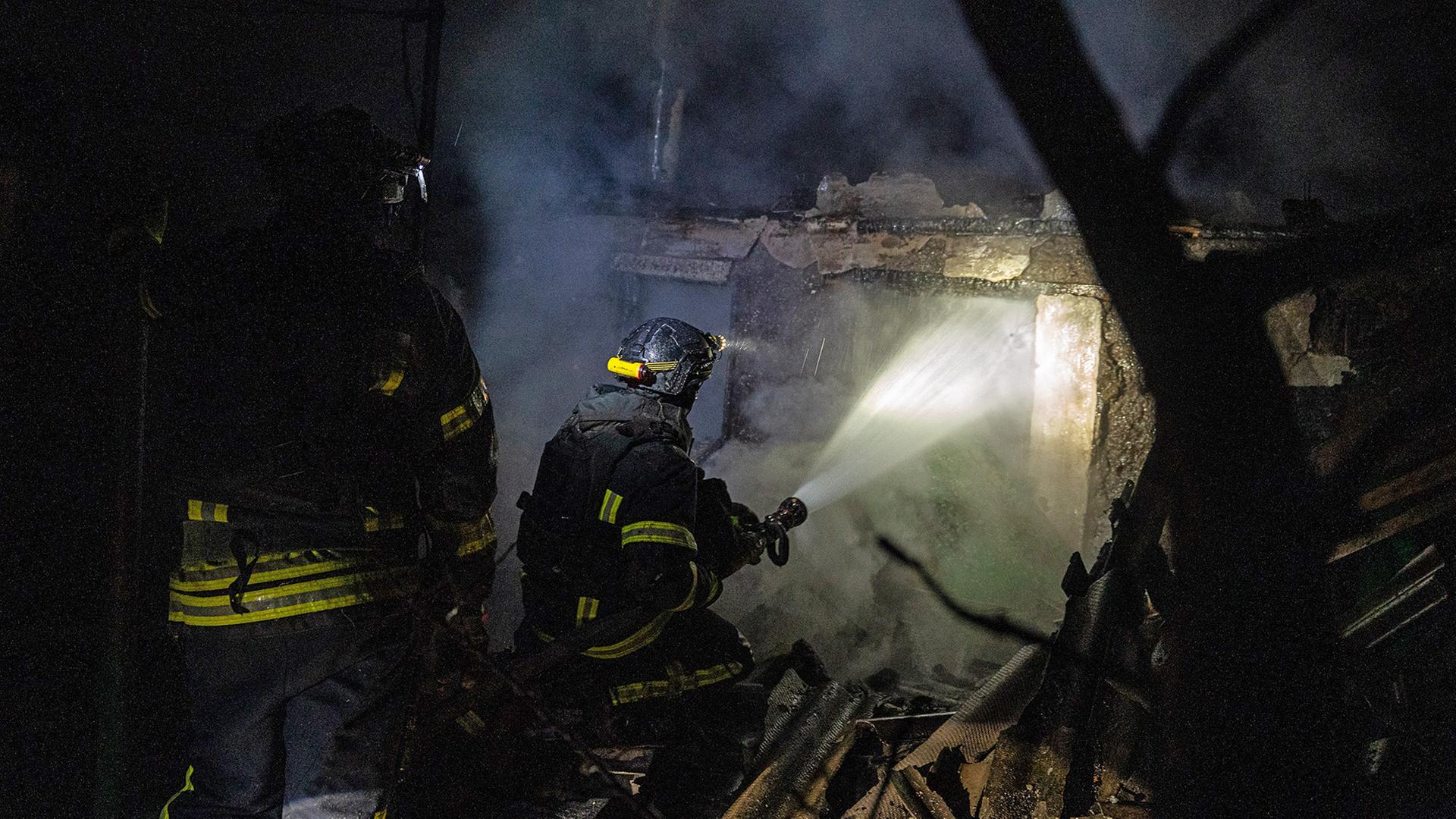 Ukrainische Feuerwehrleute löschen ein Feuer in einem Privathaus, das von einer russischen Drohne getroffen wurde. | dpa