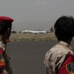 Ein Flugzeug des Internationalen Roten Kreuzes steht auf dem Rollfeld.