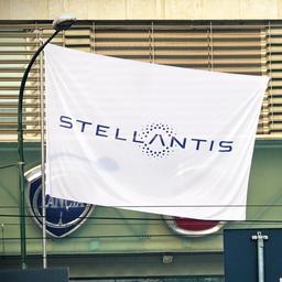 Flagge mit Stellantis Logo.