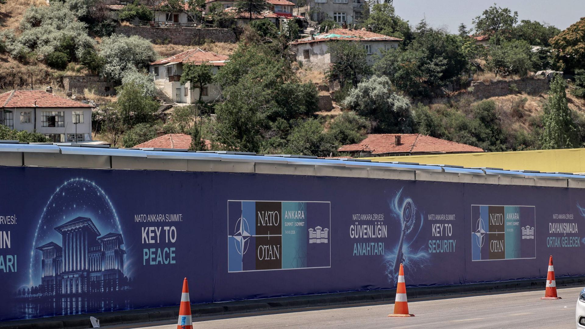 Plakate weisen entlang der Parade-Route auf den NATO-Gipfel in Ankara hin. | AFP