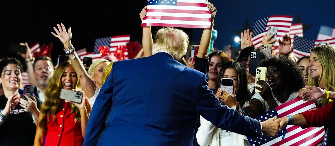 Trump begrüßt Anhänger auf der Parteiversammlung der Republikaner in Dallas.