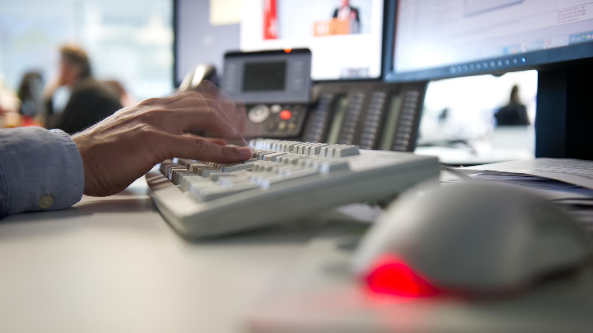 Ein Arbeitsplatz mit Computer. | dpa