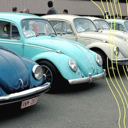 Volkswagen Oldtimer vor dem Volkswagenwerk in Vorst bei Brüssel.