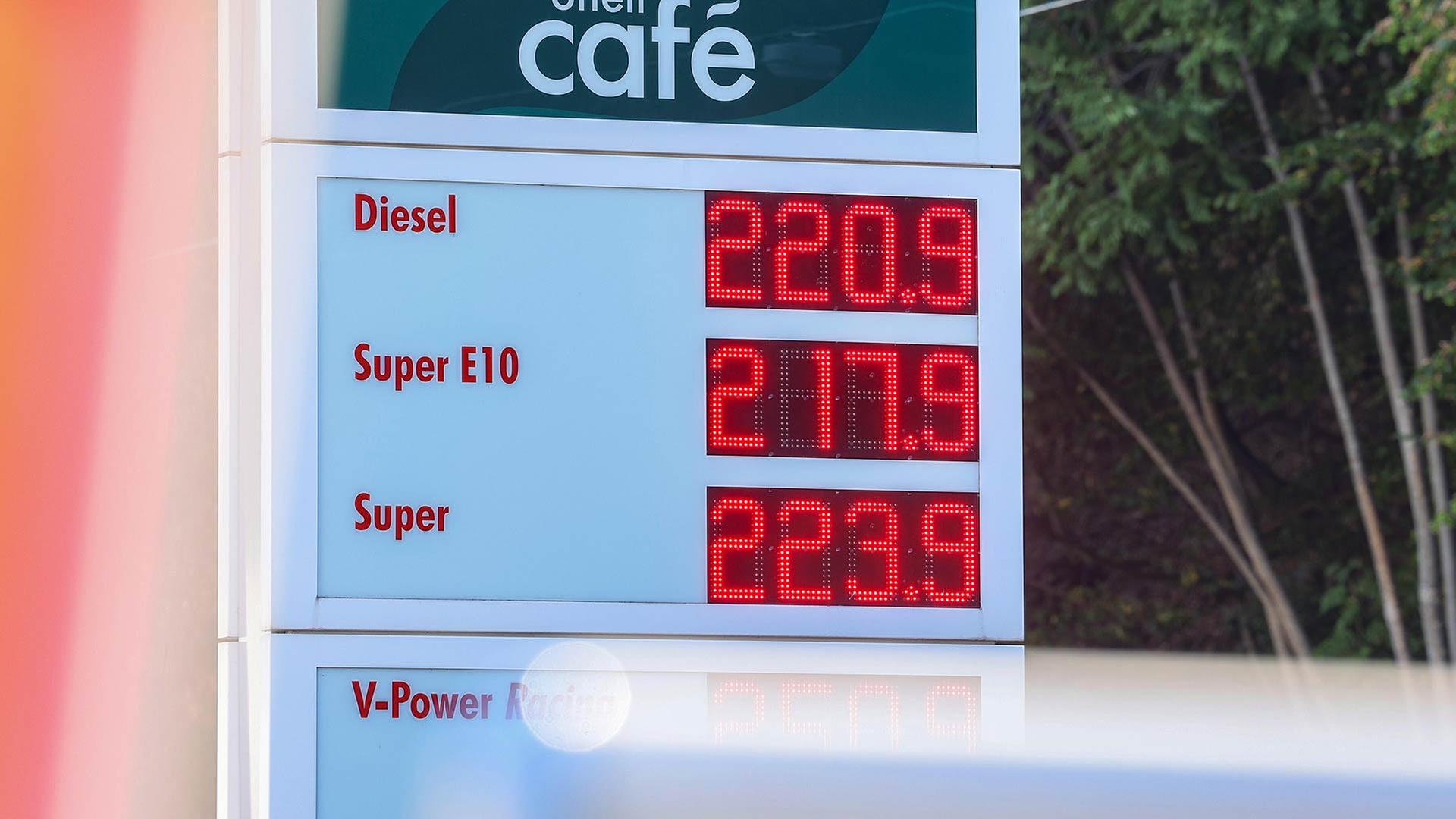 Kraftstoffpreise auf einer Anzeigetafel an einer Tankstelle. | picture alliance / Rene Traut Fo