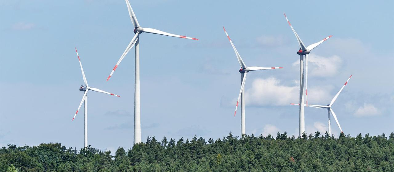 Windkraftanlagen in Nordbayern.
