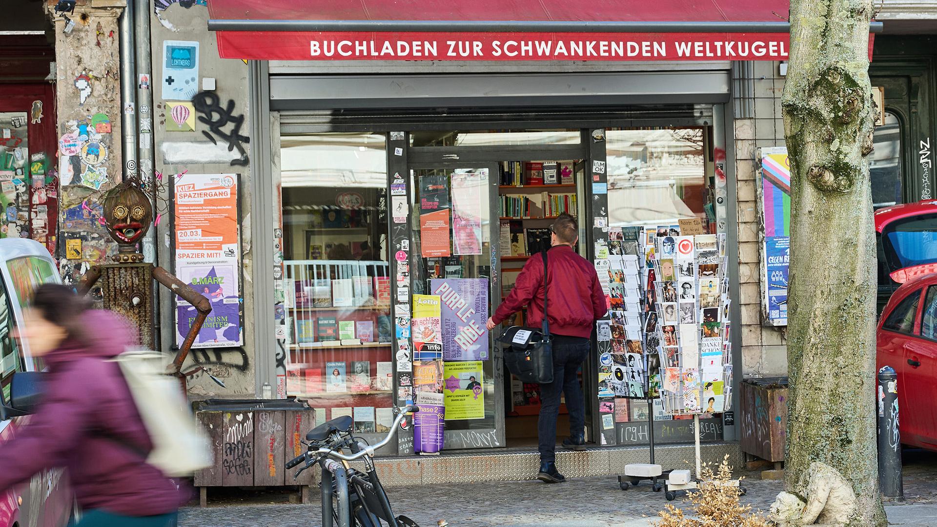 Der geöffnete Buchladen «Zur schwankenden Weltkugel» in der Kastanienallee in Berlin. (Quelle: picture alliance/dpa/Annette Riedl) | picture alliance/dpa/Annette Riedl