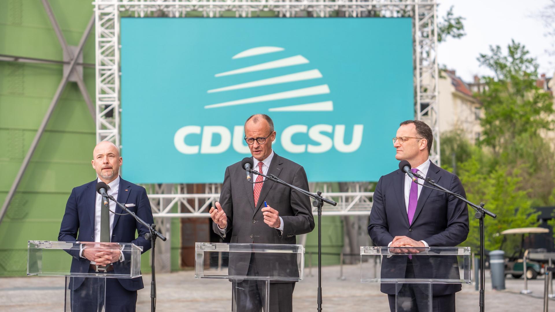 Bundeskanzler Friedrich Merz u. Jens Spahn u. und Alexander Hoffmann | Michael Kappeler/dpa