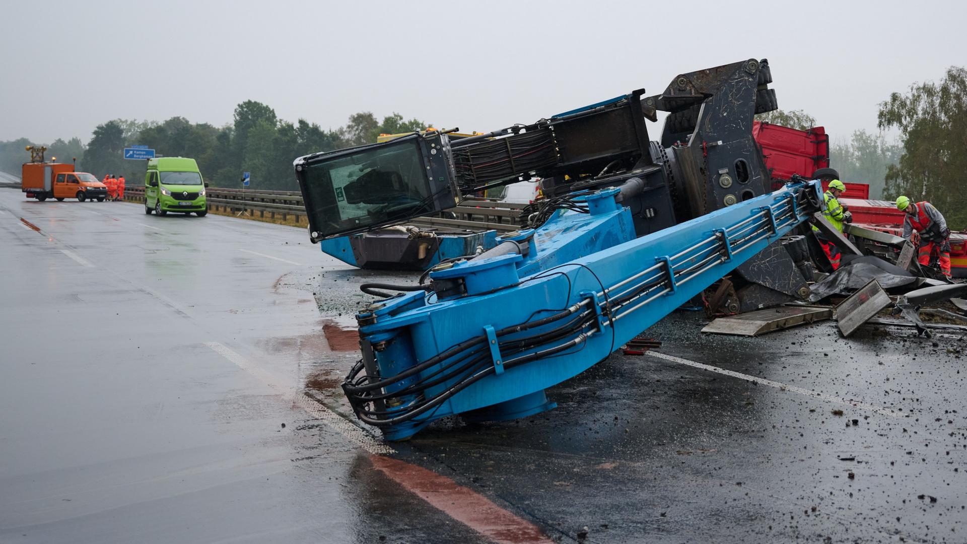  Ein umgekippter Schwertransporter auf der A2 | Bernd Thissen/dpa