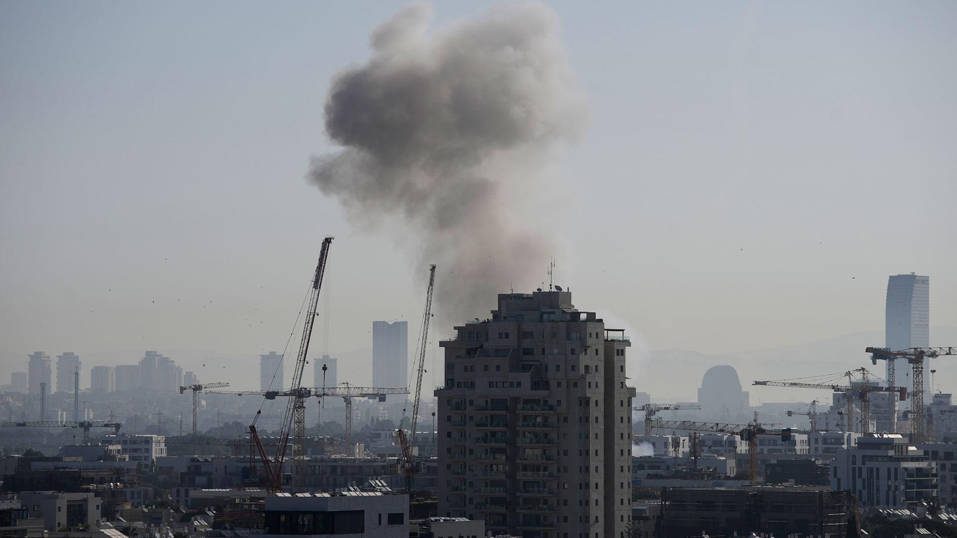 Rauchschwaden steigen auf nach einem iranischen Raketenangriff in Tel Aviv. | Ohad Zwigenberg/AP/dpa