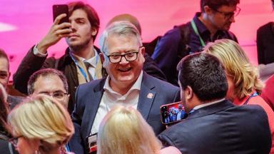 Nicolas Schmit, umringt von einer Menschentraube