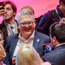 Nicolas Schmit, umringt von einer Menschentraube