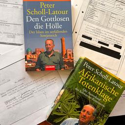 Auf einem Schreibtisch liegen geschwärzte Dokumente und Bücher von Peter Scholl-Latour.