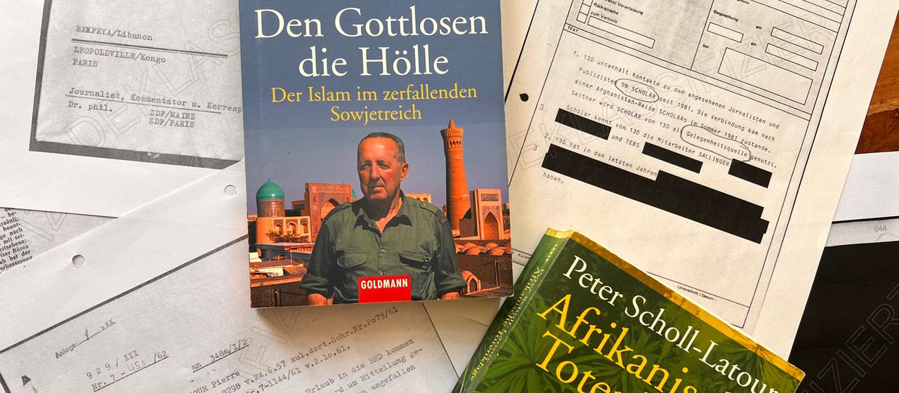 Auf einem Schreibtisch liegen geschwärzte Dokumente und Bücher von Peter Scholl-Latour.