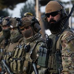 Taliban-Sicherheitspersonal steht Wache.