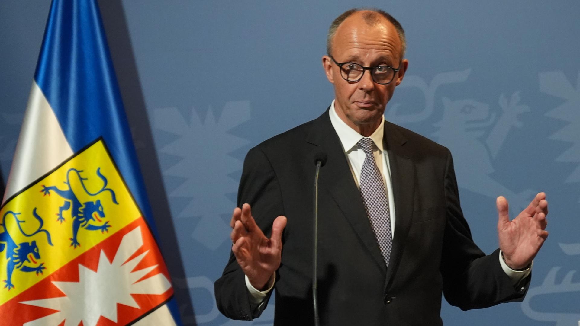 Friedrich Merz spricht bei seinem Antrittsbesuch in Schleswig-Holstein. | dpa