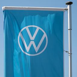 Fahne mit dem VW-Logo.