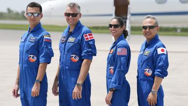 Die Astronauten Konstantin Borisov aus Russland, Andreas Mogensen aus Dänemark, Jasmin Moghbeli aus den USA und Satoshi Furukawa aus Japan stehen im Rahmen einer Pressekonferenz im Kennedy Space Center nebeneinander.