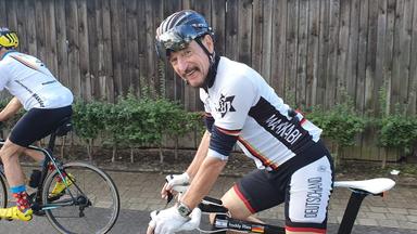 Freddy Ries fährt im Makkabi-Trikot auf einem Rennrad.