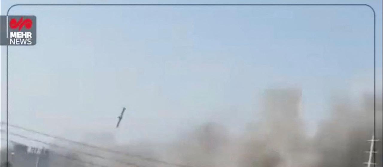 Ein Standbild aus einem Video zeigt mutmaßlich eine US-amerikanische Tomahawk-Rakete in der Nähe der Shajareh Tayyebeh-Mädchenschule in Minab, Iran.