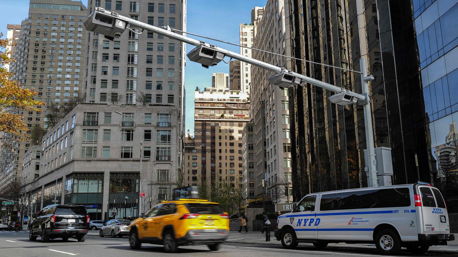 Autos fahren in New York eine Straße entlang. | AFP