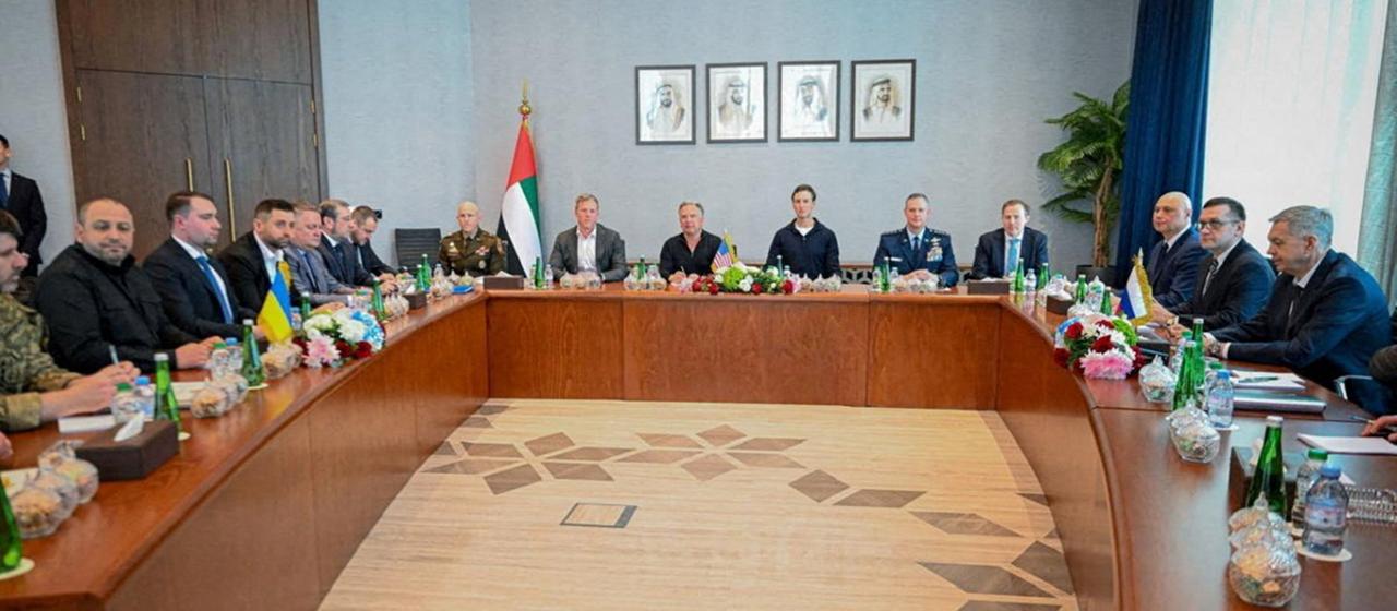 Mitglieder der Delegationen, die an den trilateralen Gesprächen zwischen den USA, Russland und der Ukraine in den Vereinigten Arabischen Emiraten teilnahmen.