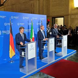 Robert Habeck, Adolfo Urso, und Bruno Le Maire, bei einer Pressekonferenz zum Treffen der Wirtschaftsminister aus Deutschland, Frankreich und Italien zum Thema KI.