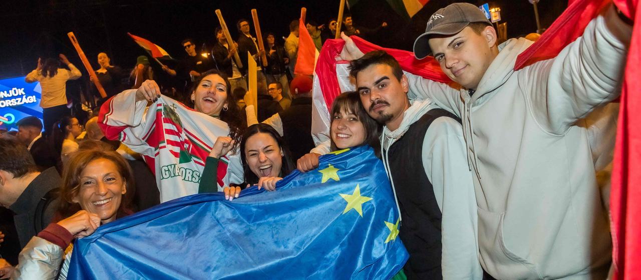 Menschen feiern mit Europaflagge Wahlsieg der Tisza-Partei